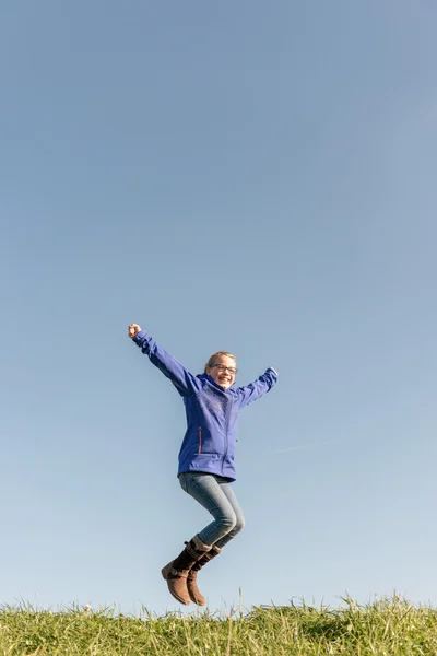 Linda chica de salto —  Fotos de Stock