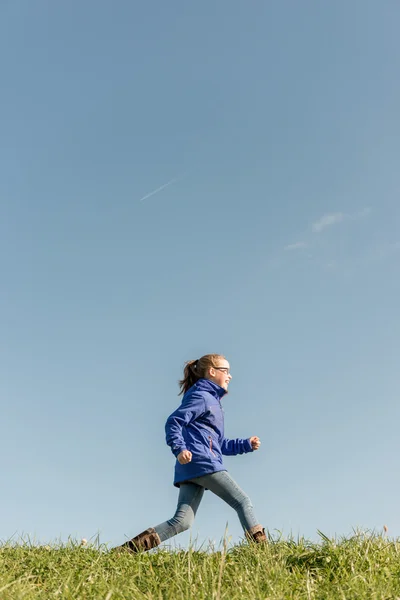 Girl running on grass — Stock Photo, Image