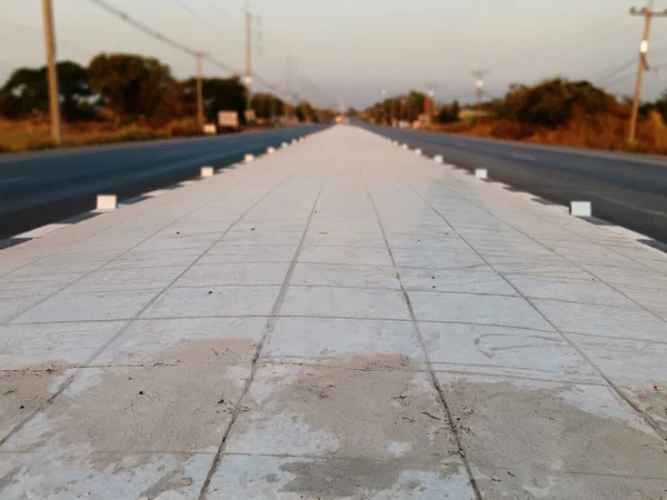 道路の島 コンクリートの床の視点で — ストック写真