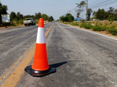 Yol inşaatı bulanık ve lastik koni güvenlik için ön tarafta.