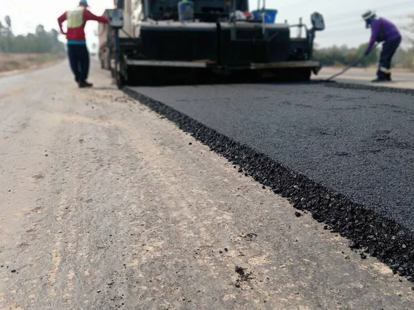 Asfaltlı yolların yapımında görüntü bulanıklaşıyor. Ağır makinelerle.