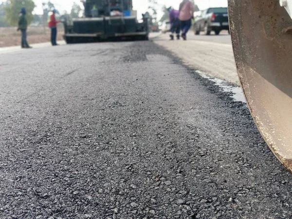 舗装道路の建設で画像がぼやけています 重機によって — ストック写真