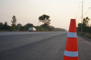 Kırmızı lastik koniler asfalt yola konur. Yoldaki güvenlik için