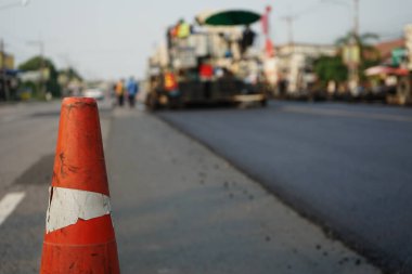 Görüntü asfalt yol yapımında bulanıklaşıyor. Ağır makinelerle.