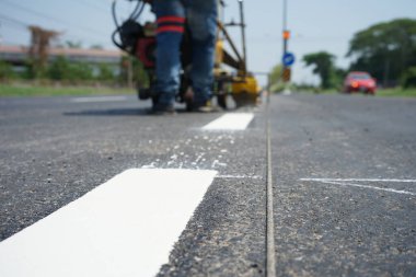 Asfalt yollarda beyaz trafik çizgileri