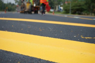 Sarı trafik hattı trafik yönünü bölmek ve yol güvenliğini sağlamak için kullanılır..