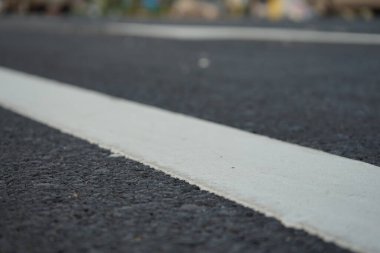 Asfalt yollarda beyaz trafik çizgileri