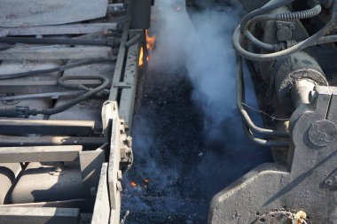 Yol bakımı ağır makinelerle yapılır. Orijinal asfalt malzemesini kullanarak, ısıya göre geliştirilir ve tekrar kullanılır..