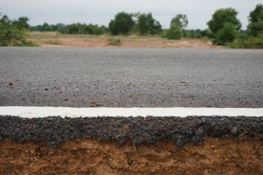 Asfalt yollarda beyaz trafik çizgileri