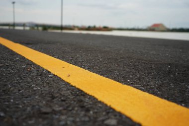 Sarı trafik hattı trafik yönünü bölmek ve yol güvenliğini sağlamak için kullanılır..