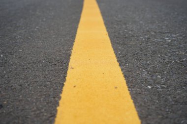 Sarı trafik hattı trafik yönünü bölmek ve yol güvenliğini sağlamak için kullanılır..