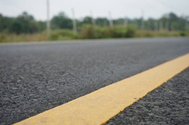 Sarı trafik hattı trafik yönünü bölmek ve yol güvenliğini sağlamak için kullanılır..