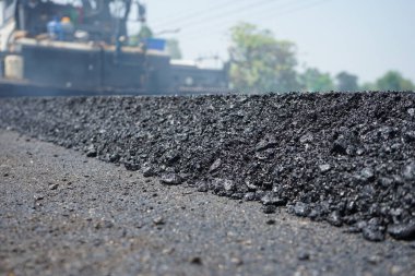 Görüntü asfalt yol yapımında bulanıklaşıyor. Ağır makinelerle.