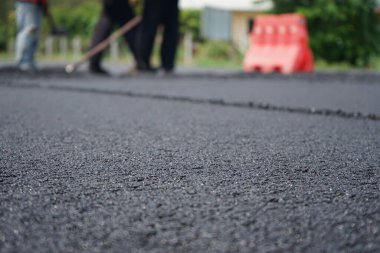 Görüntü asfalt yol yapımında bulanıklaşıyor. Ağır makinelerle.