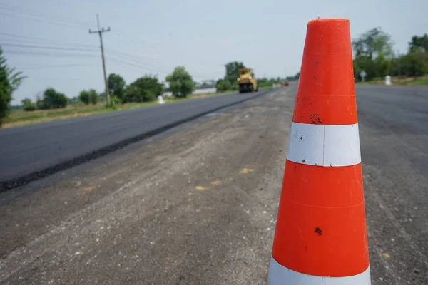 Desenfoque Pavimentación Asfalto Hay Cono Goma Roja Parte Delantera — Foto de Stock