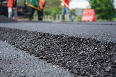 Görüntü asfalt yol yapımında bulanıklaşıyor. Ağır makinelerle.