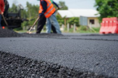 Görüntü asfalt yol yapımında bulanıklaşıyor. Ağır makinelerle.