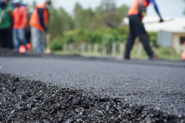 Görüntü asfalt yol yapımında bulanıklaşıyor. Ağır makinelerle.