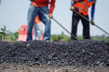 Görüntü asfalt yol yapımında bulanıklaşıyor. Ağır makinelerle.