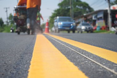 Yoldaki bağışlama için trafik işaretleme işlemleri (bulanık resimler)