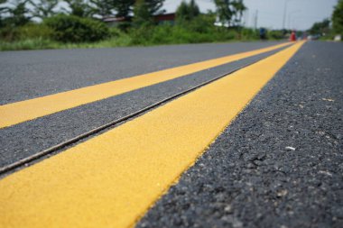 Yoldaki bağışlama için trafik işaretleme işlemleri (bulanık resimler)