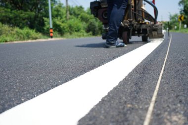 Yoldaki bağışlama için trafik işaretleme işlemleri (bulanık resimler)