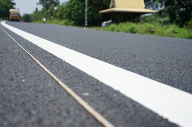 Yoldaki bağışlama için trafik işaretleme işlemleri (bulanık resimler)