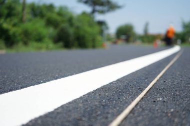Yoldaki bağışlama için trafik işaretleme işlemleri (bulanık resimler)