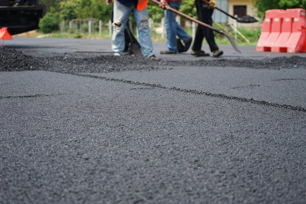 Görüntü asfalt yol yapımında bulanıklaşıyor. Ağır makinelerle.