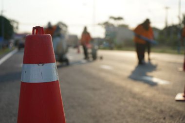Yoldaki bağışlama için trafik işaretleme işlemleri (bulanık resimler)