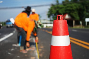Yoldaki bağışlama için trafik işaretleme işlemleri (bulanık resimler)