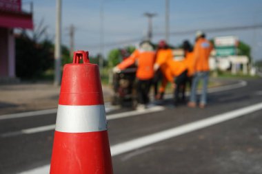 Yoldaki bağışlama için trafik işaretleme işlemleri (bulanık resimler)