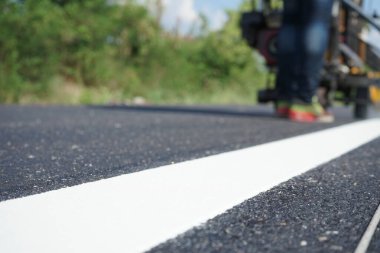 Yoldaki bağışlama için trafik işaretleme işlemleri (bulanık resimler)