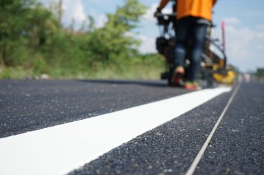 Yoldaki bağışlama için trafik işaretleme işlemleri (bulanık resimler)