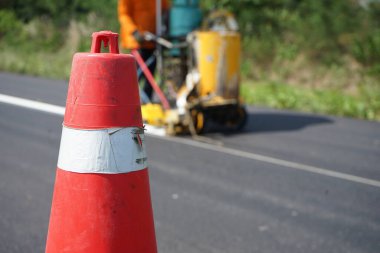 Yoldaki bağışlama için trafik işaretleme işlemleri (bulanık resimler)