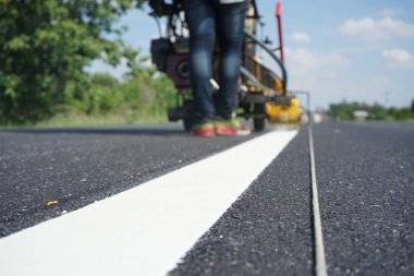 Yoldaki bağışlama için trafik işaretleme işlemleri (bulanık resimler)