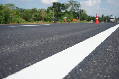 Asfalt yollarda beyaz trafik çizgileri