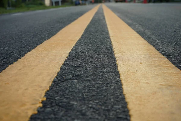 黄色の交通線交通方向を分割し 道路の安全を確保するために使用されます — ストック写真