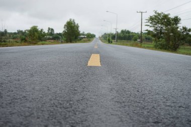 Yağmur yağıyor, araba sürerken kaygan yollara dikkat et..