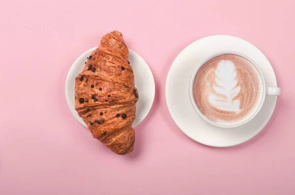 粉红背景的羊角面包和一杯咖啡 顶视图 — 图库照片