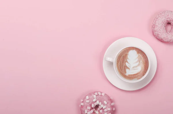 Platte Lay Compositie Met Donuts Kopje Koffie Roze Achtergrond — Stockfoto