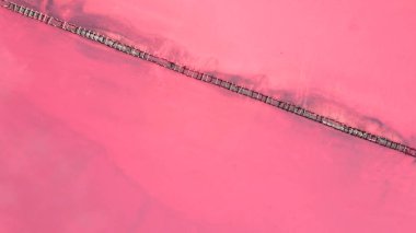 Pembe gölde tuz toplamak için ahşap yapıların havadan görünüşü, Genichesk.