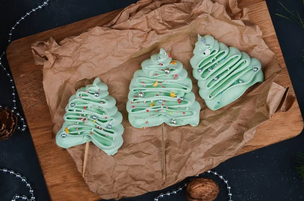 Composición navideña. Galleta festiva Forma del árbol de Navidad sobre fondo de papel —  Fotos de Stock