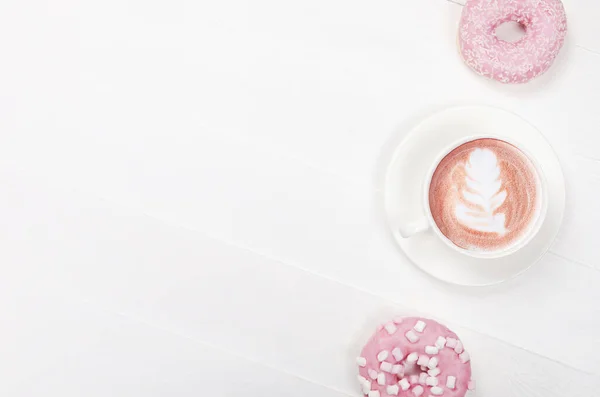Composição flat lay com donuts e xícara de café — Fotografia de Stock