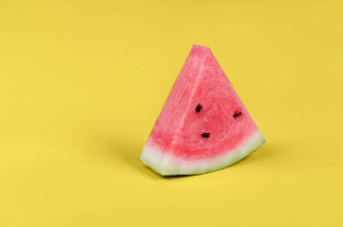 2021 Aydınlatma Yılı, Nihai Gri. Dilimlenmiş taze karpuz, stüdyo fotoğrafı.