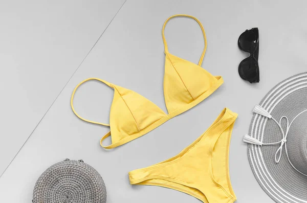 Sarı ve gri, 2021 yılının aydınlatma rengi. Güneş gözlüklü takım elbise, çanta ve hasır şapka