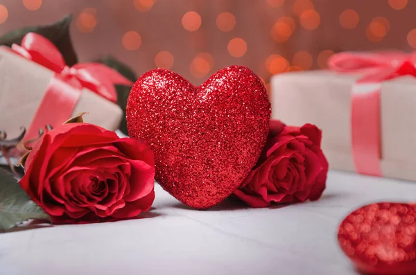 情人节背景与心 礼物和玫瑰 — 图库照片
