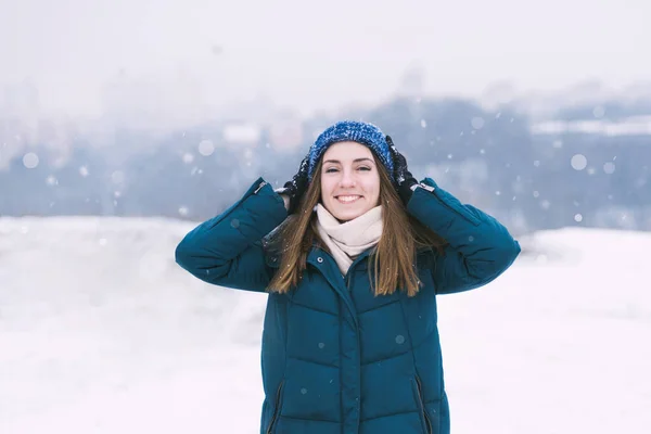 Fiatal csinos nő téli ruhákban mosolyog — Stock Fotó