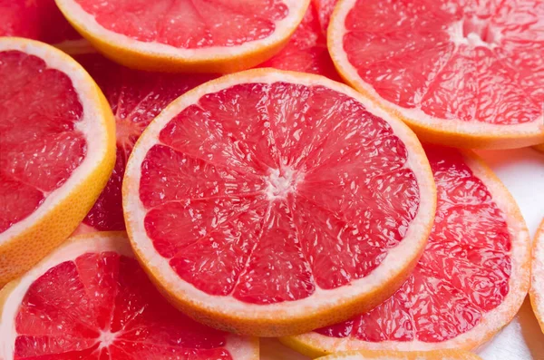 Rode sappige grapefruitschijfjes. Close-up — Stockfoto