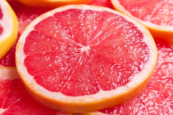 Rode sappige grapefruitschijfjes. Close-up — Stockfoto
